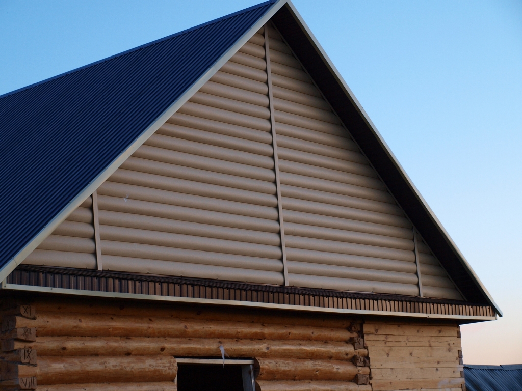 как отделать фронтон деревянного дома
