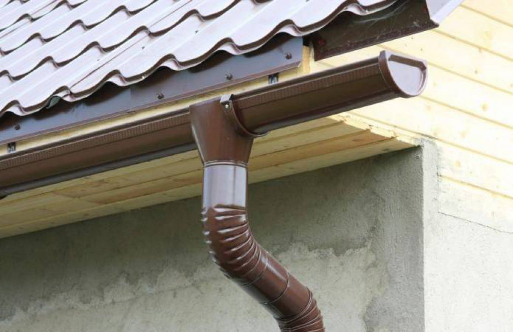 Монтаж водосточной системы на крыше своими руками: пошаговая инструкция, фото