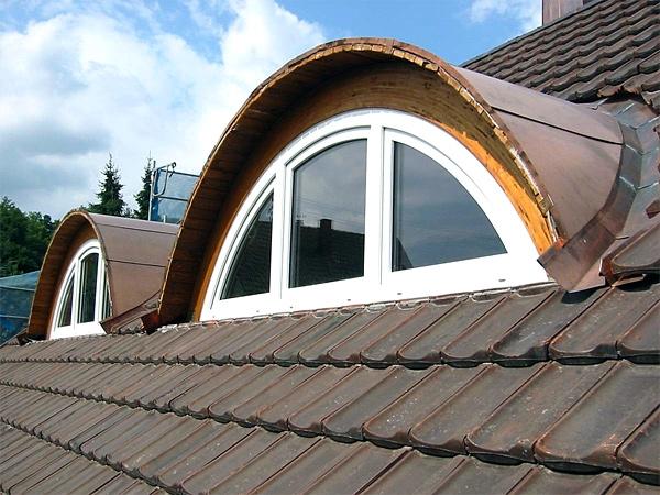 Окно, встроенное в скат крыши, может быть и вертикальным. Такое окно называют «летучая мышь». Встроенное в кровлю из натурального шифера или металлочерепицы, смотрится очень эффектно