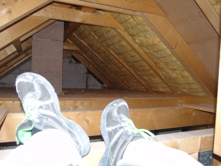 Как утеплить крышу мансарды изнутри, если она уже покрыта?