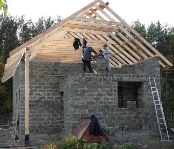 Двускатная крыша дома своими руками