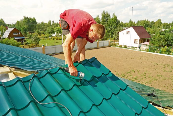 Как крыть крышу металлочерепицей своими руками: подробная инструкция