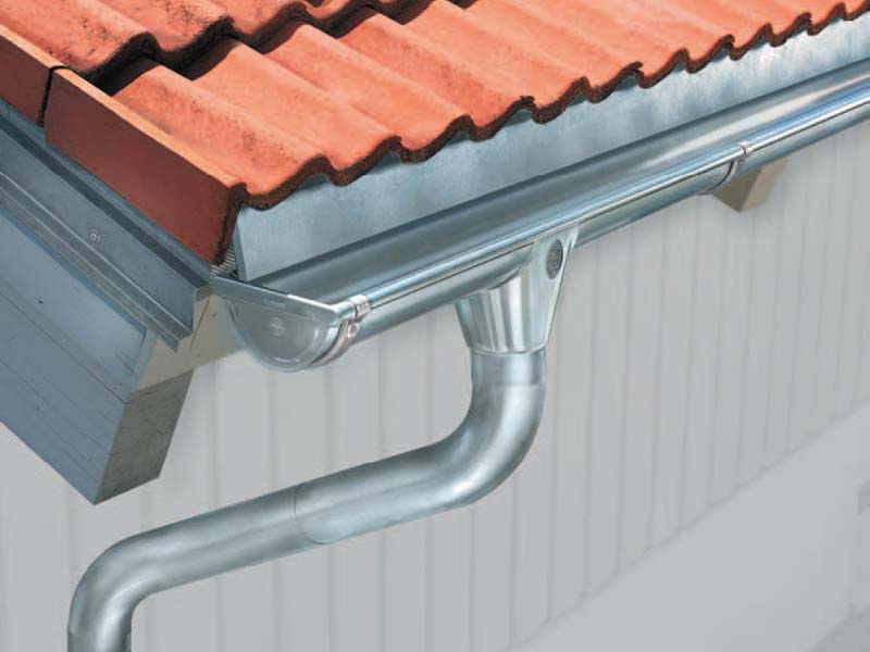Как сделать водосток с крыши для отвода дождевой воды с кровли дома
