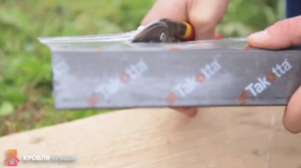Можно производить резку ножницами по металлу
