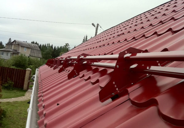 Установка снегозадержателей на крыше