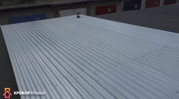 Покрытая профлистом крыша