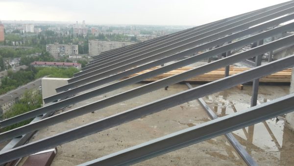 Монтаж стропильной системы металлической крыши
